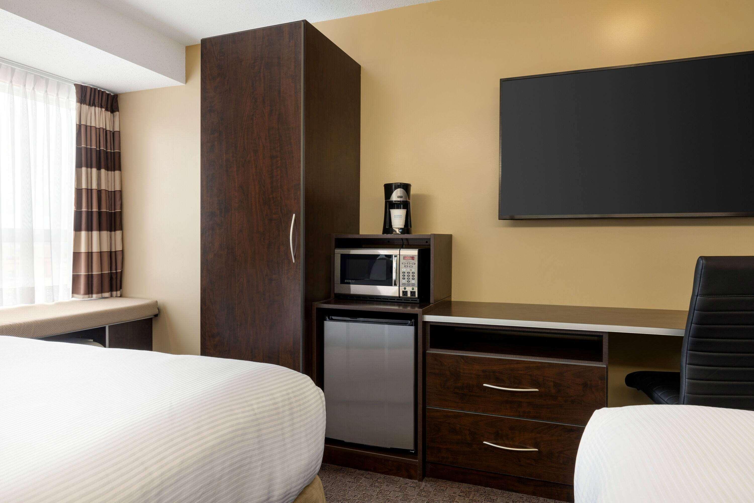 Microtel Inn & Suites By Wyndham Estevan Exterior foto